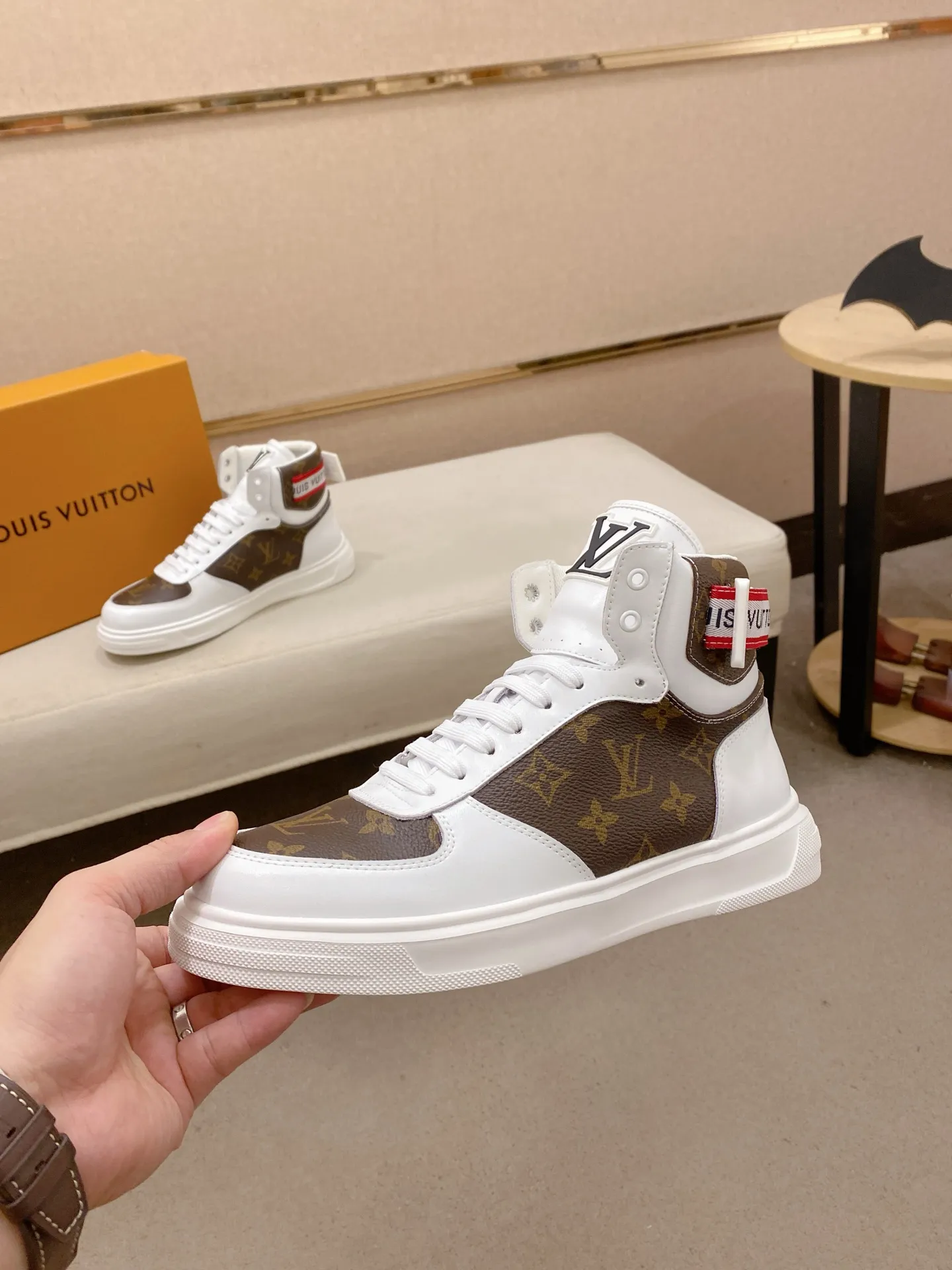 Men's shoes 400💰louis vuitton (Louis Vuitton/lv)🔍🔍The new counters are on sale at the same time. The uppers are imported from Italy. ⃣️Re-engraved🇮🇹💪💪, ⚠Sole: The original sole is specially provided by the original factory, the exclusive movable molded sole is super comfortable, ⚠Original and single goods 🔍high quality, you can enter and leave the counter at will, welcome to compare⚠. Code number: 38-44 (45/customized, non-refundable)